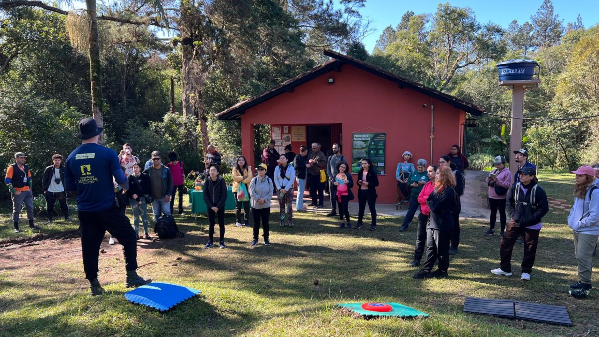 Educador ou liderança comunitária compartilhando conhecimentos sobre o território