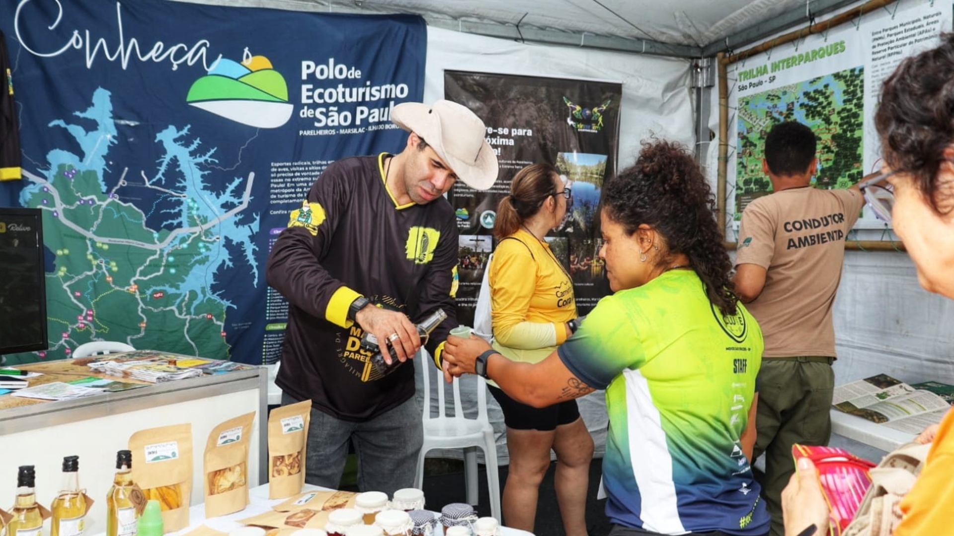 Profissional da gastronomia ou hospitalidade recebendo visitantes no território
