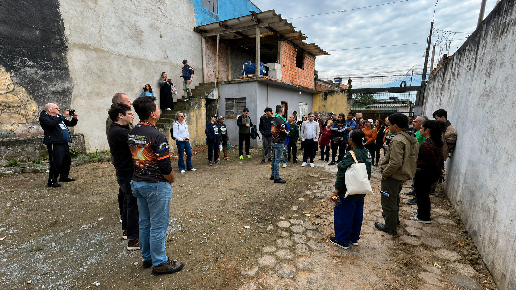Participantes durante atividade de formação da ACOPOLO